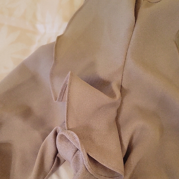 NEW Essue Ruffle Blouse - Picture 5 of 6